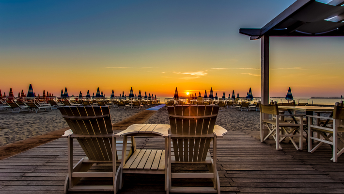 Enjoy the last days of sunshine at our PRIVATE BEACH☀️