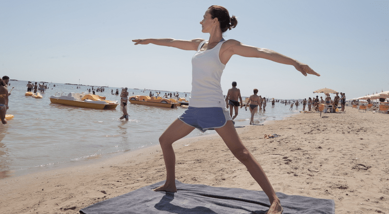 La magie du yoga sur la plage de Cesenatico