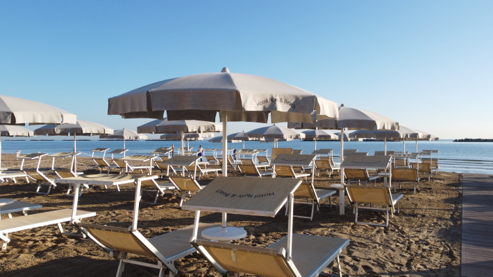 Luglio in relax nella nostra SPIAGGIA PRIVATA insieme al tuo cane🐶