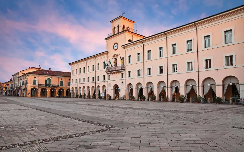 Cervia, tra saline dorate e mare infinito