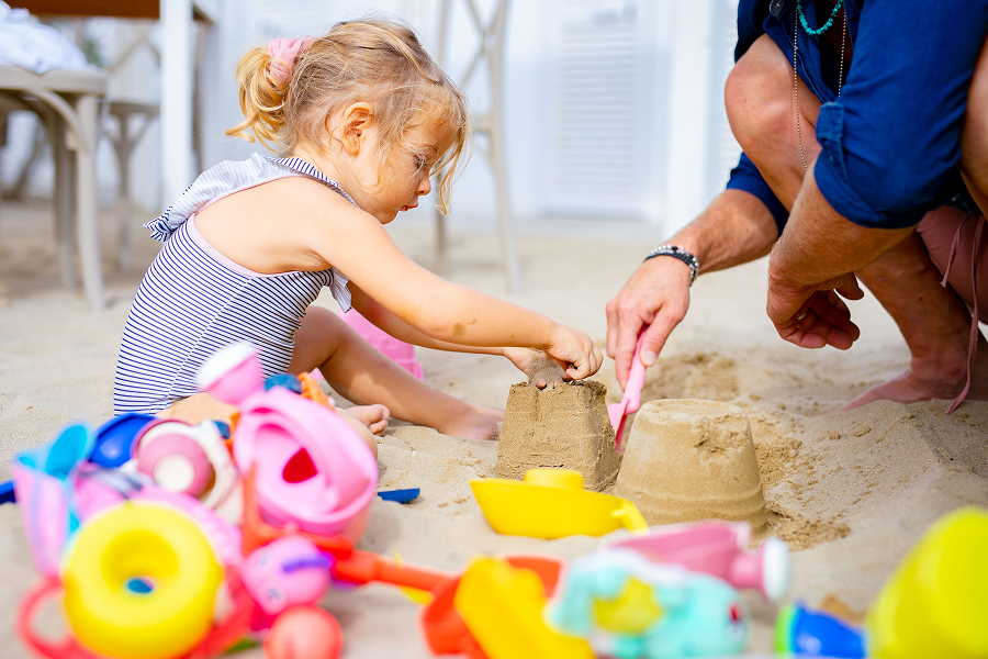 Una bimba gioca sulla spiaggia di Cesenatico
