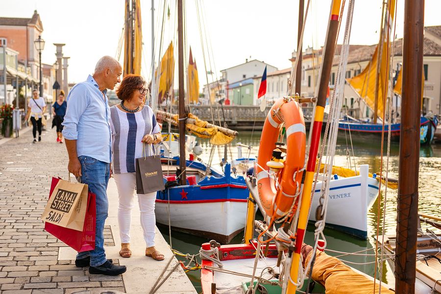 Coppia in giro per Cesenatico per lo shopping tra i mercatini