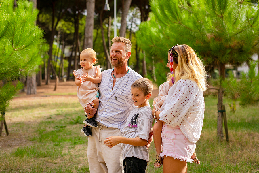 Famiglia a piedi nella Pineta di Zadina di Cesenatico