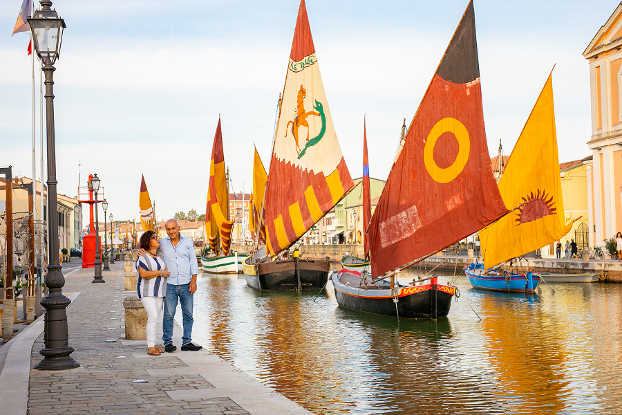 Coppia a piedi nel centro storico di Cesenatico